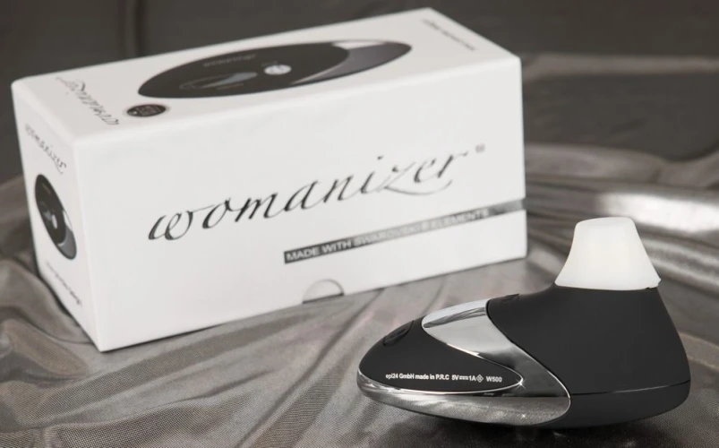 Чёрный бесконтактный стимулятор с хромированной вставкой Womanizer W500 Black Chrome