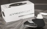 Чёрный бесконтактный стимулятор с хромированной вставкой Womanizer W500 Black Chrome
