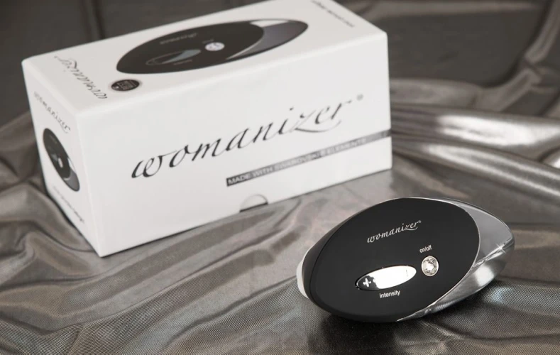 Чёрный бесконтактный стимулятор с хромированной вставкой Womanizer W500 Black Chrome